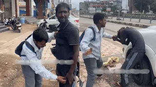 Viral Video: Man In Need Asking For Lift Turns Out A Pickpocket; Gets Thrashed After Getting Caught